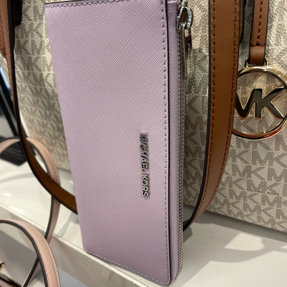 MICHAEL KORS Jet Set Travel Lg Saffiano Leather Quarter-Zip Wallet
Lt Quartz
NWT - Picture 16 of 16